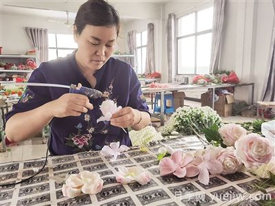 社旗仿真花打開(kāi)致富路，南陽(yáng)文鑫工藝品李富文的創(chuàng  )業(yè)路(圖1)