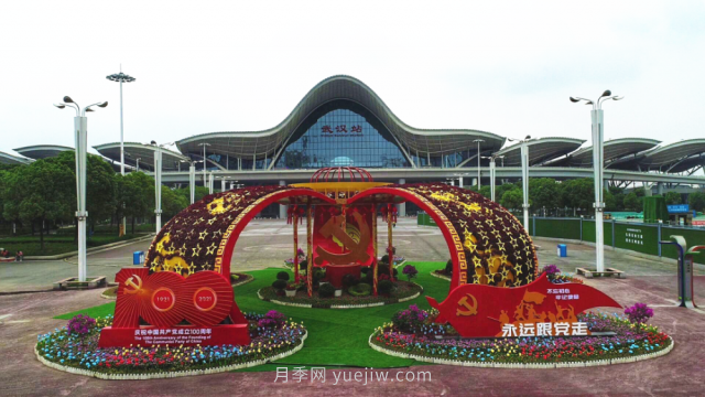 武漢洪山區慶祝建黨百年 30余萬(wàn)盆花卉擺滿(mǎn)街頭(圖2)